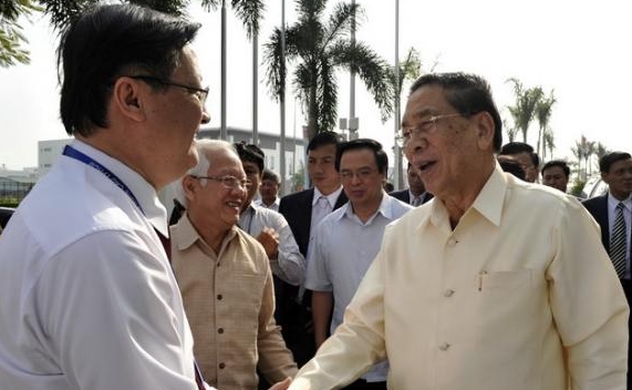 Der laotische Staatspräsident besucht Hochtechnologiezone in Ho Chi Minh Stadt