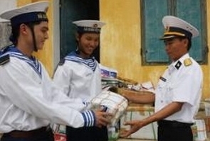 Geschenke für Soldaten auf der Da Lat-Insel