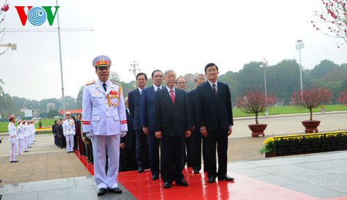 Hochrangige Politiker besuchen das Ho Chi Minh-Mausoleum