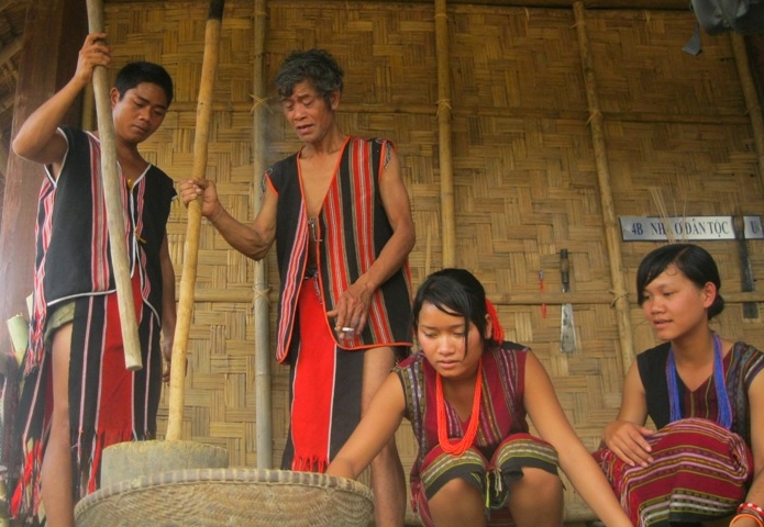 Die traditionelle Tracht der Brau-Volksgruppe