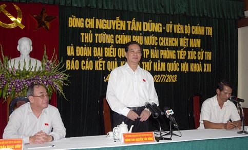 Premierminister Nguyen Tan Dung trifft Wähler in Haiphong