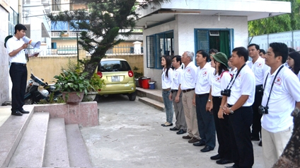 Freiwillige Jugendliche aus Quang Ngai setzen sich für Wohltätigkeit in Laos ein