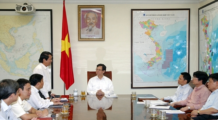 Premierminister Nguyen Tan Dung trifft Verwalter der Provinzen Phu Tho und Ha Nam