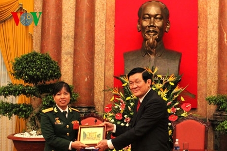 Der Staatspräsident trifft Militär-Vorbilder aus dem ganzen Land