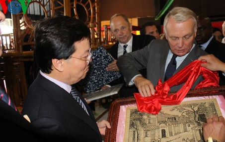 Der französische Premierminister besucht vietnamesischen Stand in der Messe in Europa