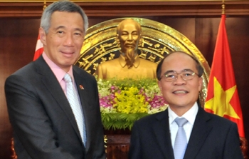 Parlamentspräsident Nguyen Sinh Hung trifft Singapurs Premierminister Lee Hsien Loong