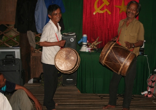 Trommeltanz zu zweit der Volksgruppe Cham H’roi