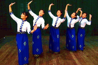 Traditionelle Trachten der Frauen der Thai