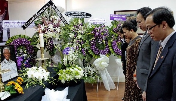 Kondolenzbesuch für den verstorbenen südafrikanischen Präsidenten Nelson Mandela in Vietnam