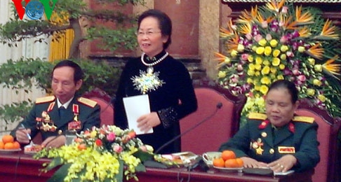 Vize-Staatspräsidentin Nguyen Thi Doan trifft die Gruppe der ehemaligen Fahrerinnen