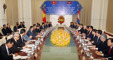 Premierminister Nguyen Tan Dung tagt mit seinem kambodschanischen Amtskollegen Hun Sen