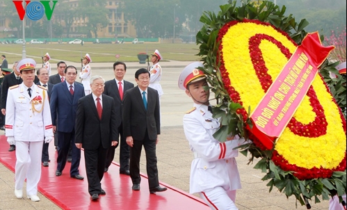 Spitzenpolitiker besuchen Ho Chi Minh-Mausoleum