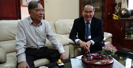 Dachverband-Vorsitzende Nguyen Thien Nhan besucht ehemalige hochrangige Politiker