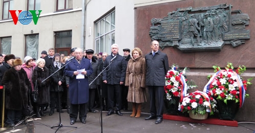 Russland hängt Schild zur Erinnerung an Gefallene während des Krieges auf