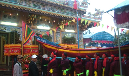 Fischerfest im Kreis Thuan An ziehen viele Besucher an