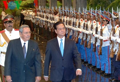 Premierminister Nguyen Tan Dung führt Gespräch mit Kubas Staatschef Raul Castro Ruz