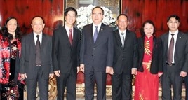 Vorsitzender der Vaterländischen Front zu Gast in Singapur