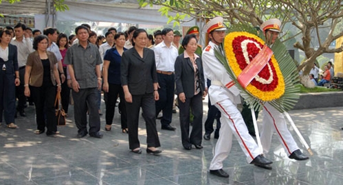Vize-Staatspräsidentin Nguyen Thi Doan zu Gast in der Provinz Dien Bien