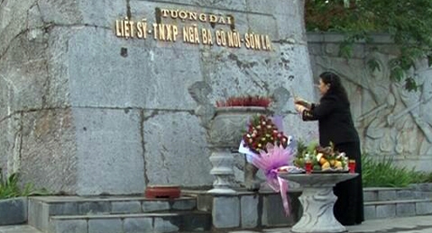 Vize-Parlamentspräsidentin Tong Thi Phong besucht Denkmal der gefallenen Milizen in Son La