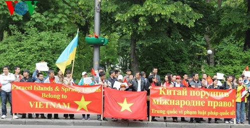 Vietnamesen im Ausland zeigen ihre Unzufriedenheit wegen Verletzung gegen der vietnamesische Hoheit