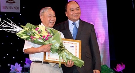 Preisverleihung des Schreibwettbewerbs über Lernen und Arbeiten nach dem Präsidenten Ho Chi Minh