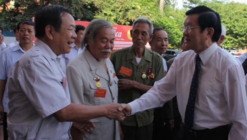 Staatspräsident Truong Tan Sang trifft die ehemaligen Revolutionäre der Provinz Ninh Binh