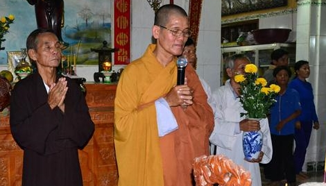 Obermönch Thich Le Tan baut Brücken für Bauern