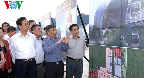 Premierminister beteiligt sich an Einweihung der Autobahn Noi Bai-Lao Cai
