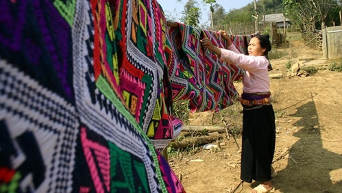 Webarbeit und Präzision der Trachten der Muong