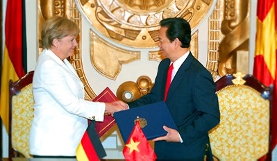Premierminister Nguyen Tan Dung führt Gespräch mit Bundeskanzlerin Angela Merkel