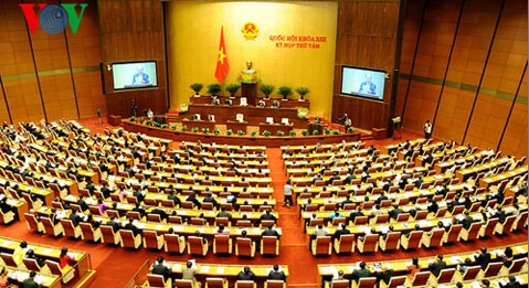 Das Parlament berät den Beschluss zur Änderung der Vertrauensabstimmung