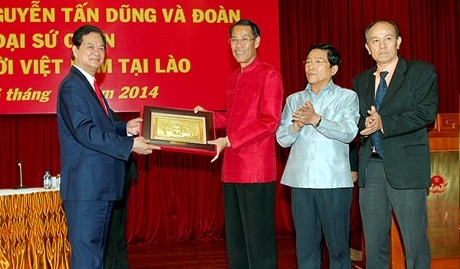 Premierminister Nguyen Tan Dung trifft Vertreter der vietnamesischen Gemeinschaft in Laos