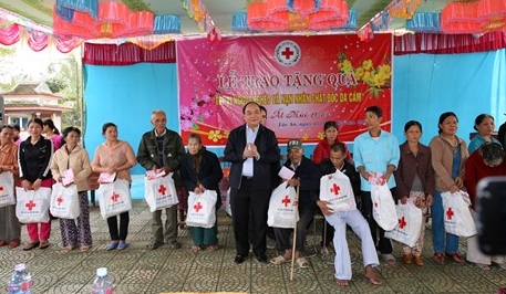 Geschenke für Menschen aus armen Verhältnissen zum Neujahrsfest Tet