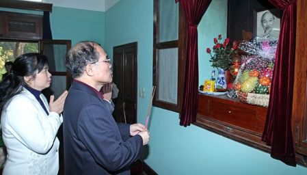 Parlamentspräsident Nguyen Sinh Hung besucht die Gedenkstätte des Präsidenten Ho Chi Minh