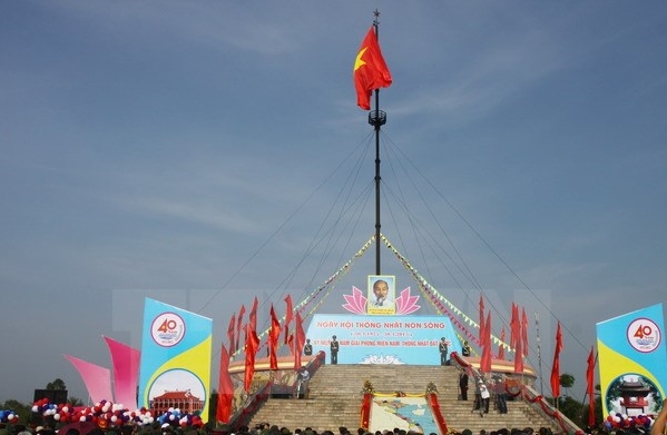 Der Hissen der Nationalflagge “Vereinigung des Landes” in Quang Tri