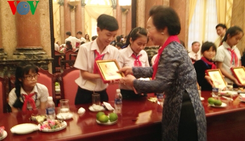 Vize-Staatspräsidentin trifft Kinder aus armen Verhältnissen