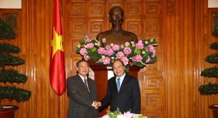 Vize-Premierminister Nguyen Xuan Phuc empfängt die Inspektoren der laotischen Regierung