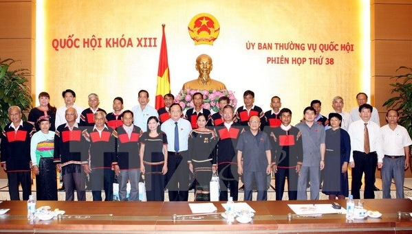 Vize-Parlamentspräsident Huynh Ngoc Son empfängt die Delegation der Minderheiten aus Dak Lak