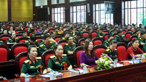 Staatspräsident Truong Tan Sang trifft ausgezeichnete Soldaten