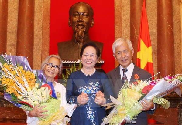 Vize-Staatspräsidentin Nguyen Thi Doan überreicht Freundschaftsorden an zwei Professoren
