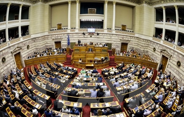 Das griechische Parlament verabschiedet Reform, um Hilfspaket zu bekommen