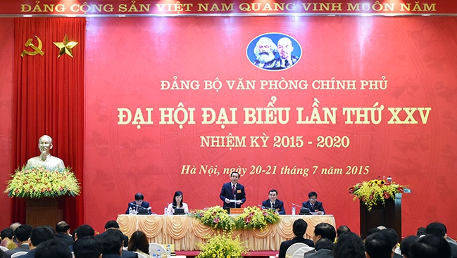 Premierminister Nguyen Tan Dung nimmt an Parteisitzung des Regierungsbüros teil