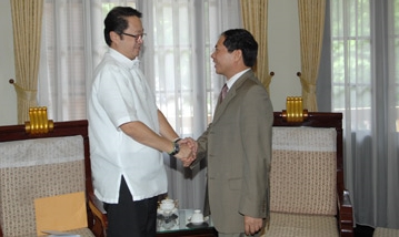 Präsident der Philippinen lädt Staatspräsident Truong Tan Sang zur APEC-Woche im November ein