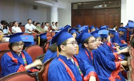 Zahlreiche ausgezeichnete Studenten bekommen den Preis “Hoa Trang Nguyen”