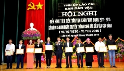 Staatspräsident Truong Tan Sang trifft die vorbildlichen Delegationen für Volksaufklärung