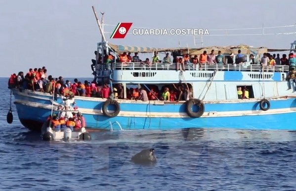 Spanien und Italien retten hunderte Flüchtlinge auf dem Meer