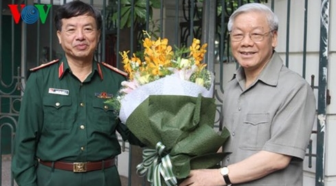 Der KPV-Generalsekretär gratuliert der Volksarmee-Zeitung zum 65. Jahrestag ihrer ersten Ausgabe