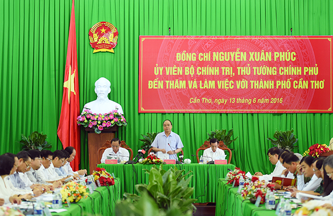 Premierminister Nguyen Xuan Phuc tagt mit Verwaltern der Provinz Can Tho