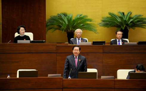 Der Innenminister stellt sich den Fragen vor dem Parlament