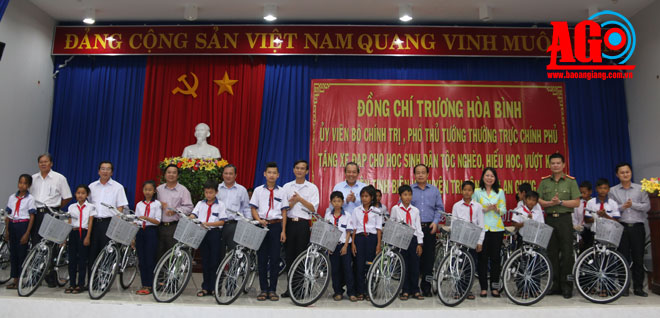 Vizepremierminister Truong Hoa Binh überreicht Fahrräder an bedürftige und lerneifrige Kinder